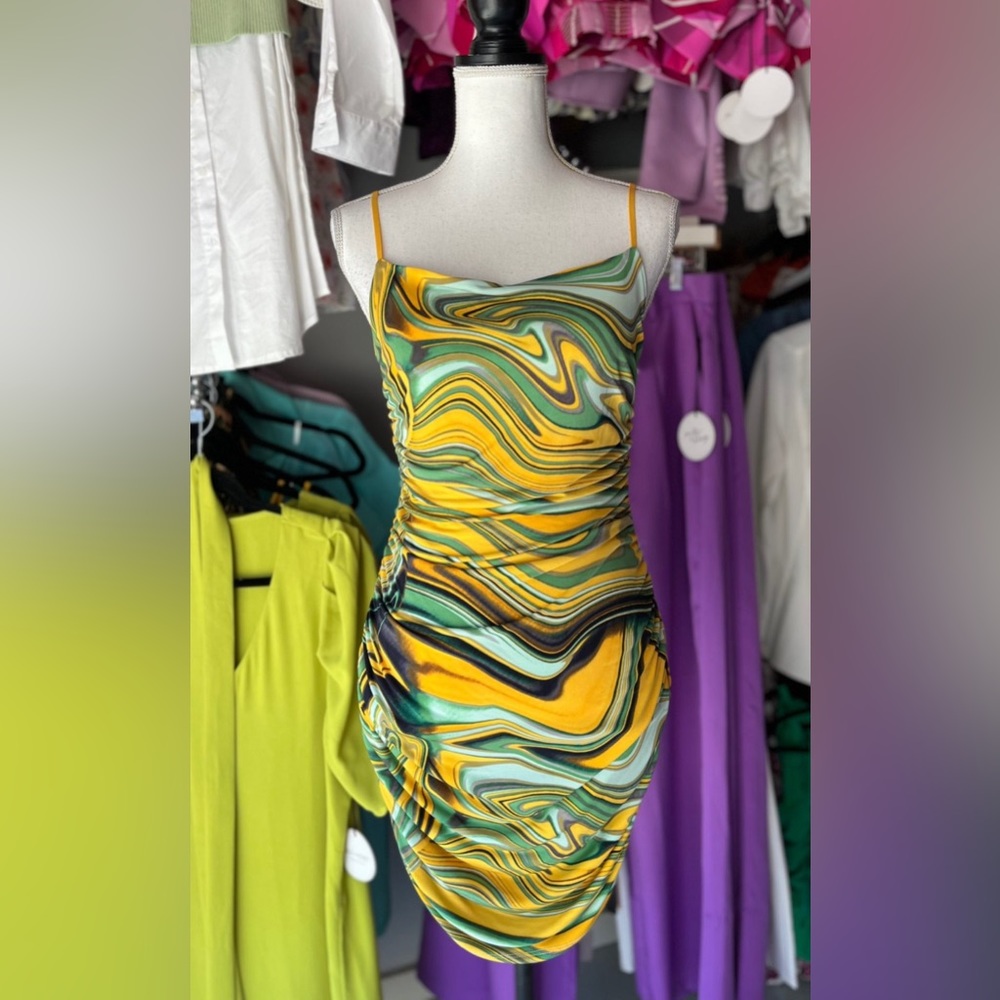 Open back short dress with stretchy material - Picture 1 of 2